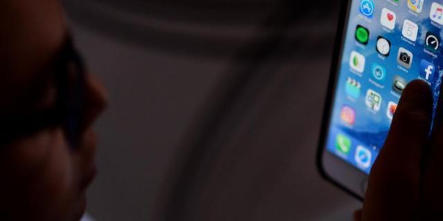 El uso compulsivo del móvil reduce los amigos y aumenta el estrés