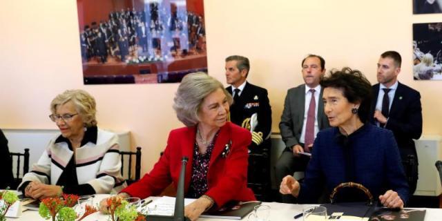 La Escuela de Música regala a la reina Sofía la batuta de Metha y Domingo