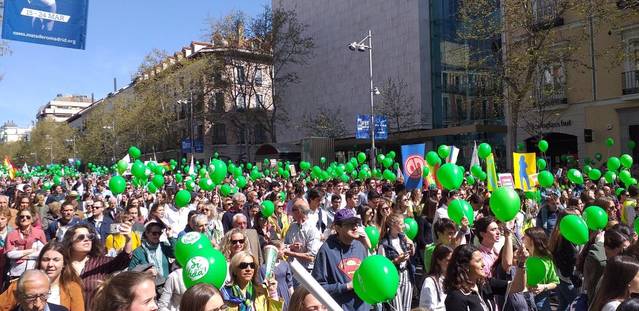 Multitudinaria manifestación en Madrid organizada por 500 asociaciones para 