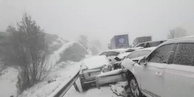 Casi 40 heridos y 50 vehículos accidentados en la A-1 a su paso por Madrid