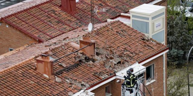 Los vecinos del edificio siniestrado en Vallecas empiezan a recoger sus enseres