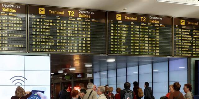 Los vigilantes denuncian colas de una hora en Barajas y Aena lo niega