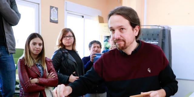 Iglesias ejerce su derecho a voto en el colegio público La Navata de Galapagar