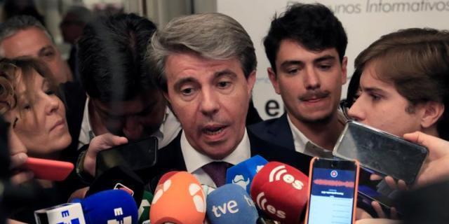 Garrido vota en Las Rozas (Madrid) acompañado de apoderados de Cs