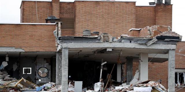 Apuntalan con lentitud el edificio que sufrió una explosión en Vallecas
