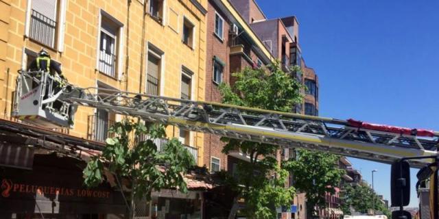Tres viandantes heridos leves por la caída de una cornisa en Carabanchel