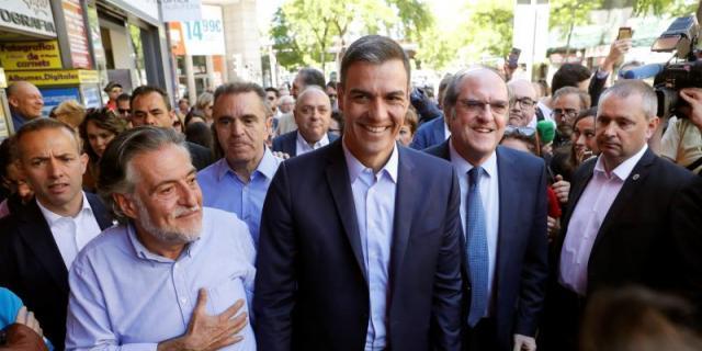 Sánchez se pasea por las calles de Vallecas