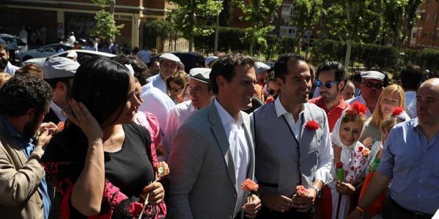 Miembros de una plataforma antidesahucios insultan a Rivera, Aguado y Villacís en San Isidro