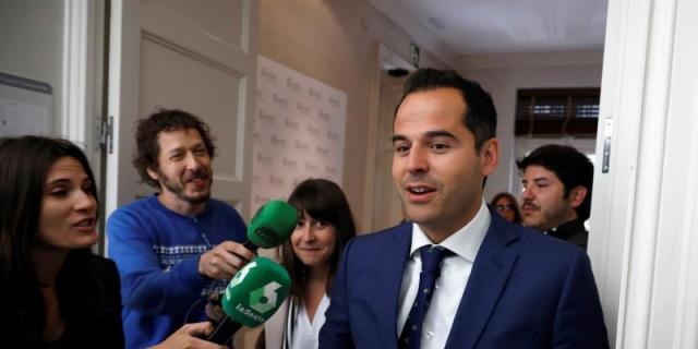 Cs presenta sus medidas contra los antiokupas en Lavapiés entre pitos y gritos de "fascistas" Cs presenta sus medidas contra los antiokupas en Lavapiés entre pitos y gritos de "fascistas"
