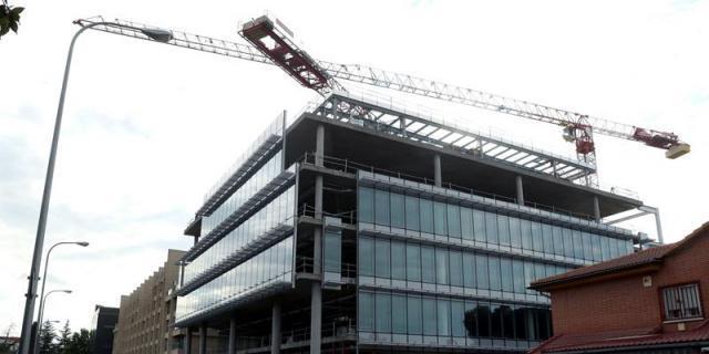 Aparatoso incendio en un edificio en construcción en Canillejas