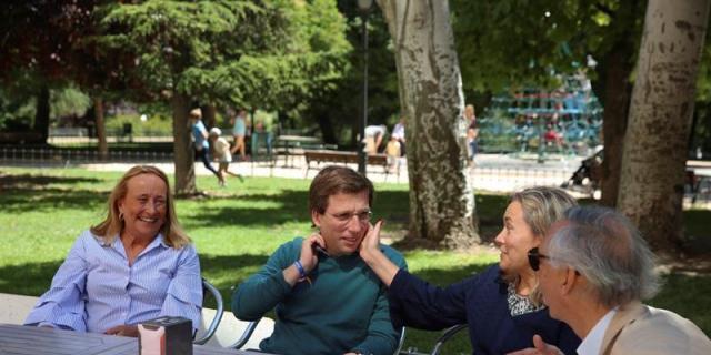 Martínez-Almeida pasa la jornada de reflexión con la familia y viendo la Copa del Rey