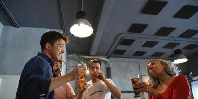 Errejón en jornada de reflexión con cervezas artesanales y lavadoras