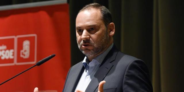 Ábalos advierte a Rivera de que "siendo subalterno del PP no se lidera la oposición"
