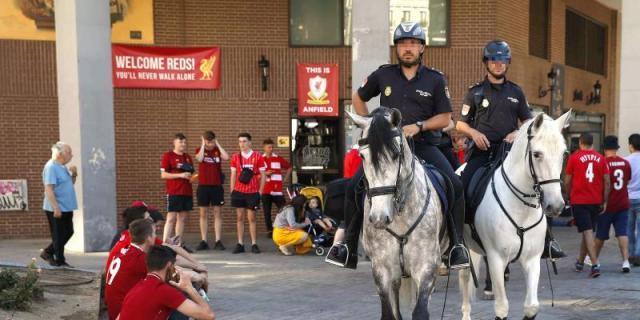 Cinco hinchas británicos detenidos por altercados que dejan un policía herido