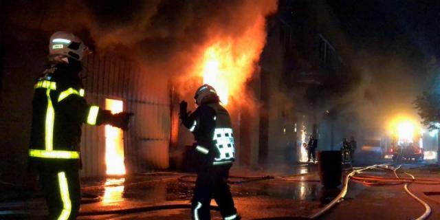 Los bomberos terminan la extinción de un incendio en una nave de San Sebastián de los Reyes