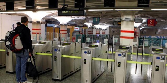 Metro retira el sistema de tornos abiertos en 35 estaciones