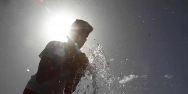 Ola de calor: agua, ropa holgada y alimentos ricos en vitaminas y minerales