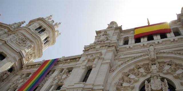Movimiento por España denuncia la colocación de la bandera LGTBI en edificios públicos