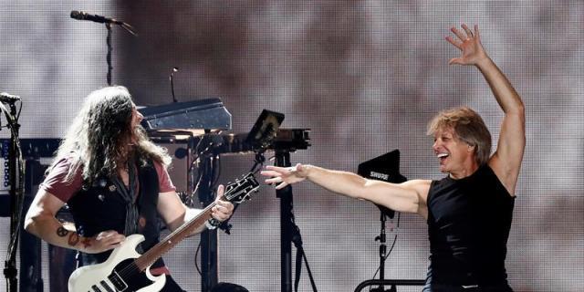 Aún con "lifting", Madrid exalta la cara más ochentera de Bon Jovi