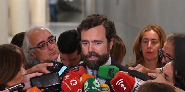 Vox suaviza sus demandas y aleja la amenaza de elecciones en Madrid y Murcia