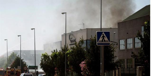 Bomberos aún trabajan en la nave quemada en Villanueva de Perales el viernes