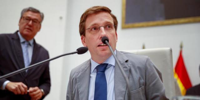 Martínez-Almeida pone la primera piedra del centro para Bomberos y Samur en Vicálvaro