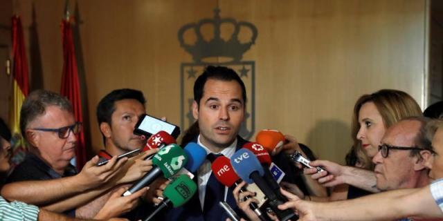 Aguado se muestra dispuesto a asumir la propuesta de Vox para que la Comunidad tenga Gobierno