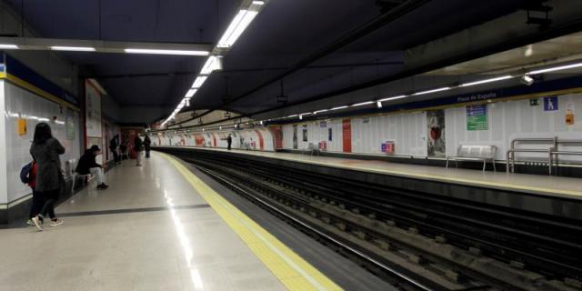 Metro de Madrid calcula un 40 % menos de viajeros en agosto y reduce más los trenes