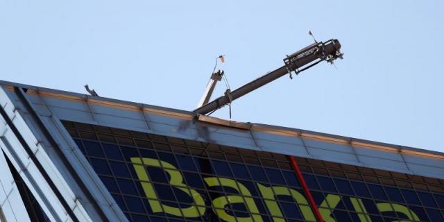 Cae una góndola de limpieza de las Torres Kío pero no provoca heridos