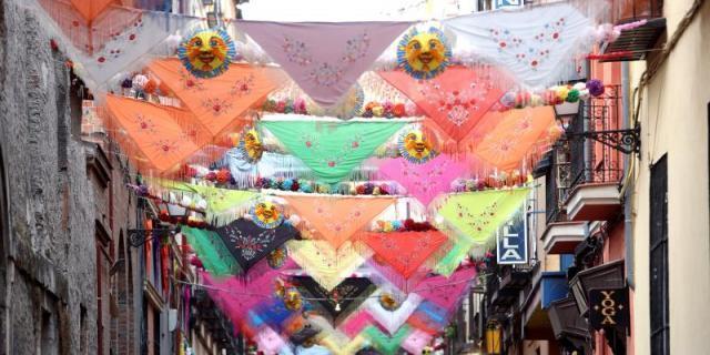 Las fiestas de Centro congregan a los madrileños que quedan en agosto