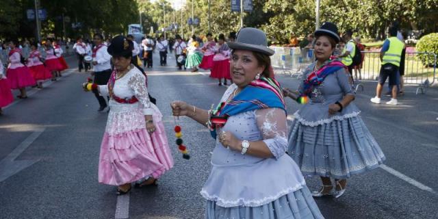3.000 bailarines bolivianos desfilaron en honor a la virgen de Urkupiña en el Paseo del Prado