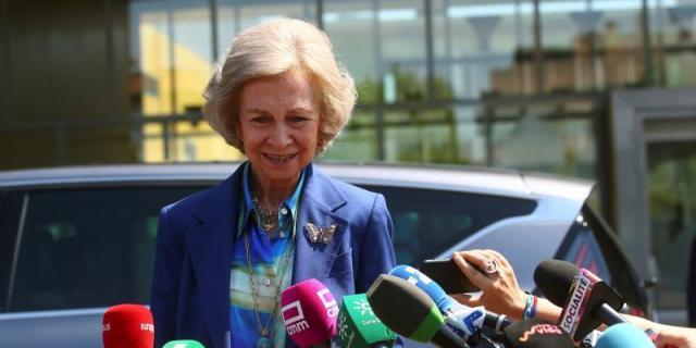 La reina Sofía acude al hospital para visitar en la UCI a don Juan Carlos