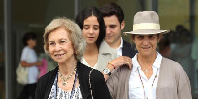 La reina Sofía dice que Don Juan Carlos está "estupendo" y con ganas de volver a casa