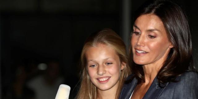 La reina Letizia encuentra a don Juan Carlos "muy hablador" esperando el alta