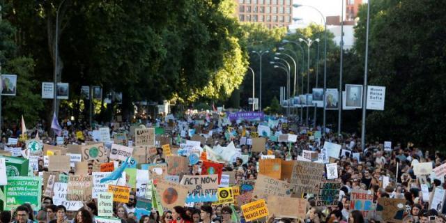 Miles de jóvenes exigieron en Madrid acciones ante la crisis climática