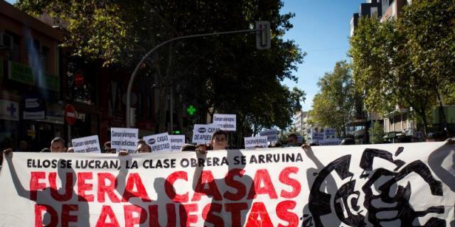 Miles de personas piden en Madrid un ocio "digno" frente a la "plaga" de las casas de apuestas