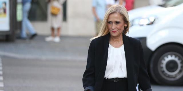 El juez interrumpe la declaración de Cifuentes porque la oían los periodistas