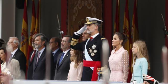 Desfile de la Fiesta Nacional presidido por los reyes con un accidente de un paracaidista