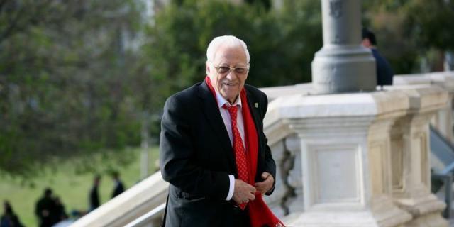 El padre Ángel cede su despacho a familias con niños que duermen al raso