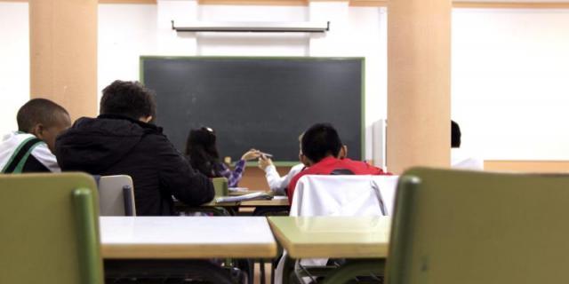 Los niños de entre 12 y 17 años pasan más horas al año en internet que en el colegio