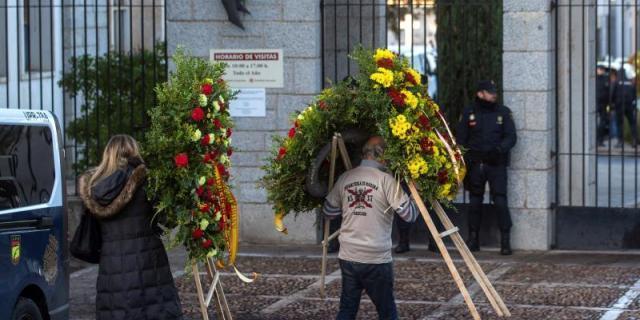 Llegan a Mingorrubio coronas rojigualdas desde diferentes puntos de España