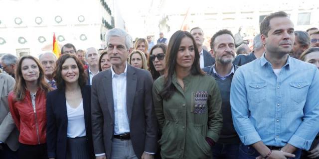 Cientos de madrileños se reúnen en Sol para mostrar su solidaridad con Cataluña tras los disturbios