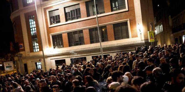 Centenares de personas cortaron el Paseo del Prado tras el desalojo de La Ingobernable