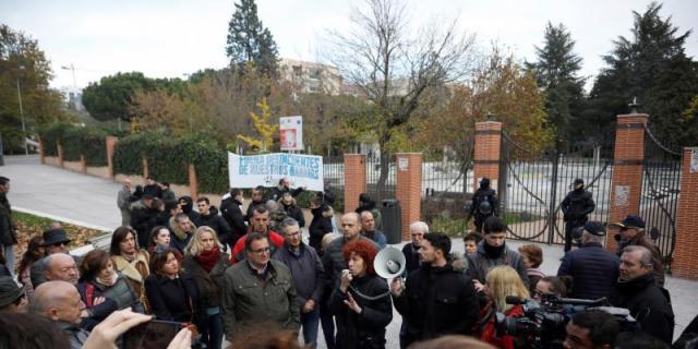 Vecinos de Hortaleza piden seguridad delante del centro de menores de extranjeros
