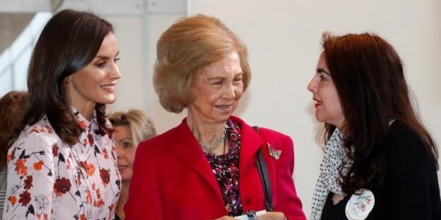 Las reinas Letizia y Sofía acuden al rastrillo benéfico de la ONG Nuevo Futuro