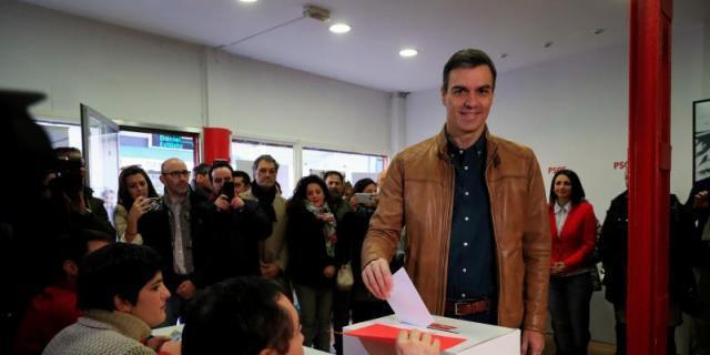 Pedro Sánchez vota en la consulta a la militancia y anima a participar