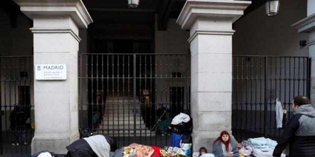 Choque de competencias y los refugiados durmiendo en la calle