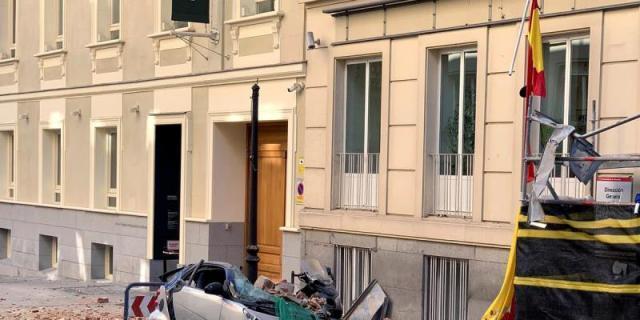 Cae una cornisa de una azotea en obras en Chamberí y destroza varios coches aparcados