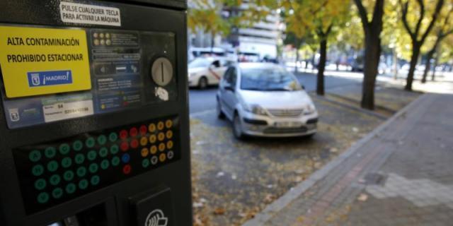 El Ayuntamiento recuerda por carta que los coches sin pegatina no podrán usar el parquímetro desde el 1 de enero