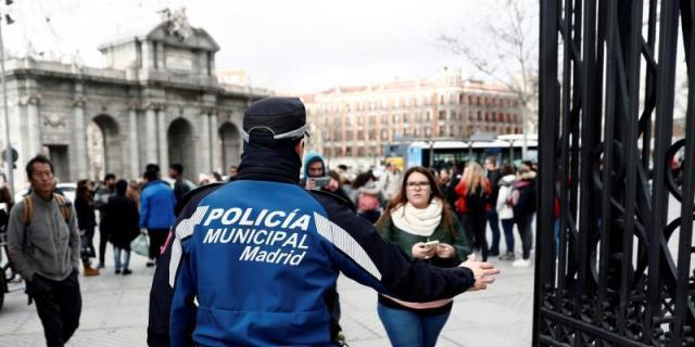 Los policías municipales de Madrid usarán guantes detectores de metales
